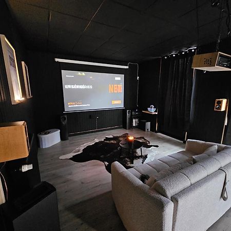 Black Box Cinema Appartement Avec Balneo Епіналь Екстер'єр фото